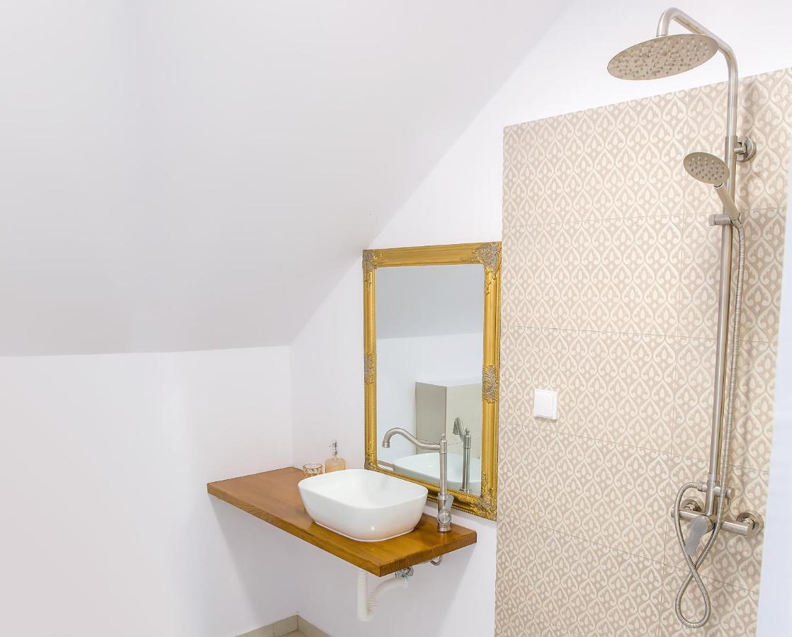 La Fontaine Hotel Hunedoara Luaran gambar