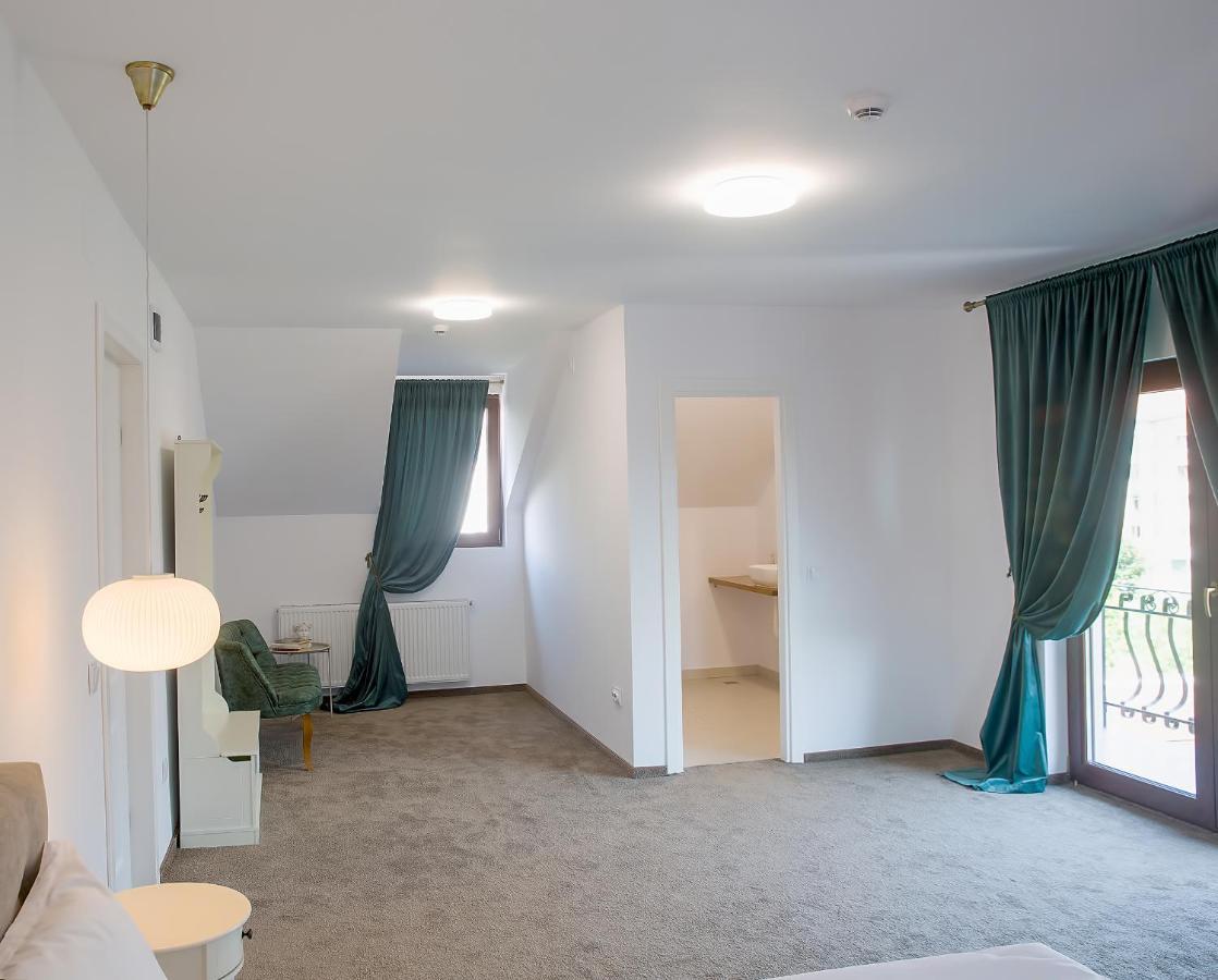 La Fontaine Hotel Hunedoara Luaran gambar