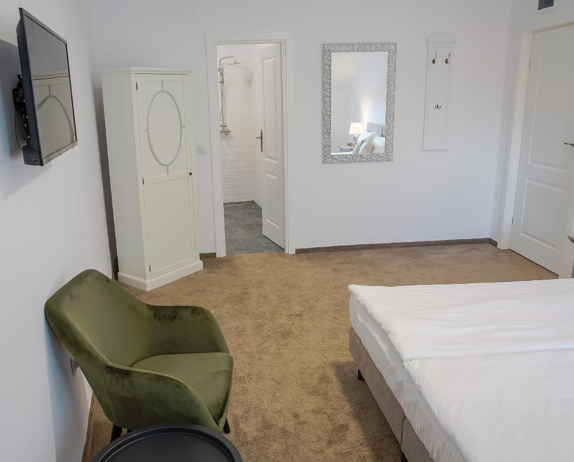 La Fontaine Hotel Hunedoara Luaran gambar
