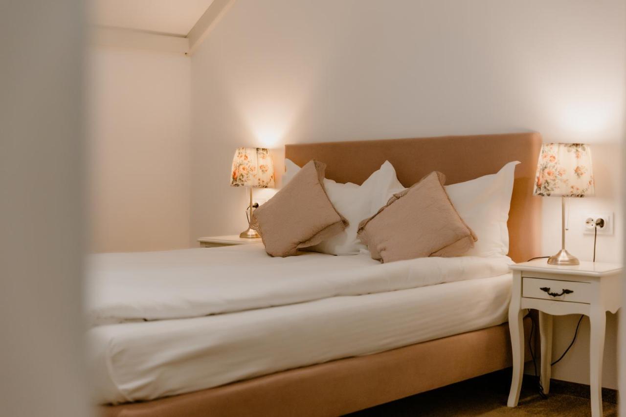 La Fontaine Hotel Hunedoara Luaran gambar
