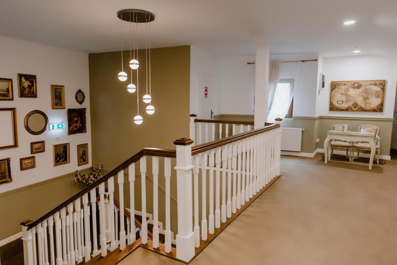 La Fontaine Hotel Hunedoara Luaran gambar
