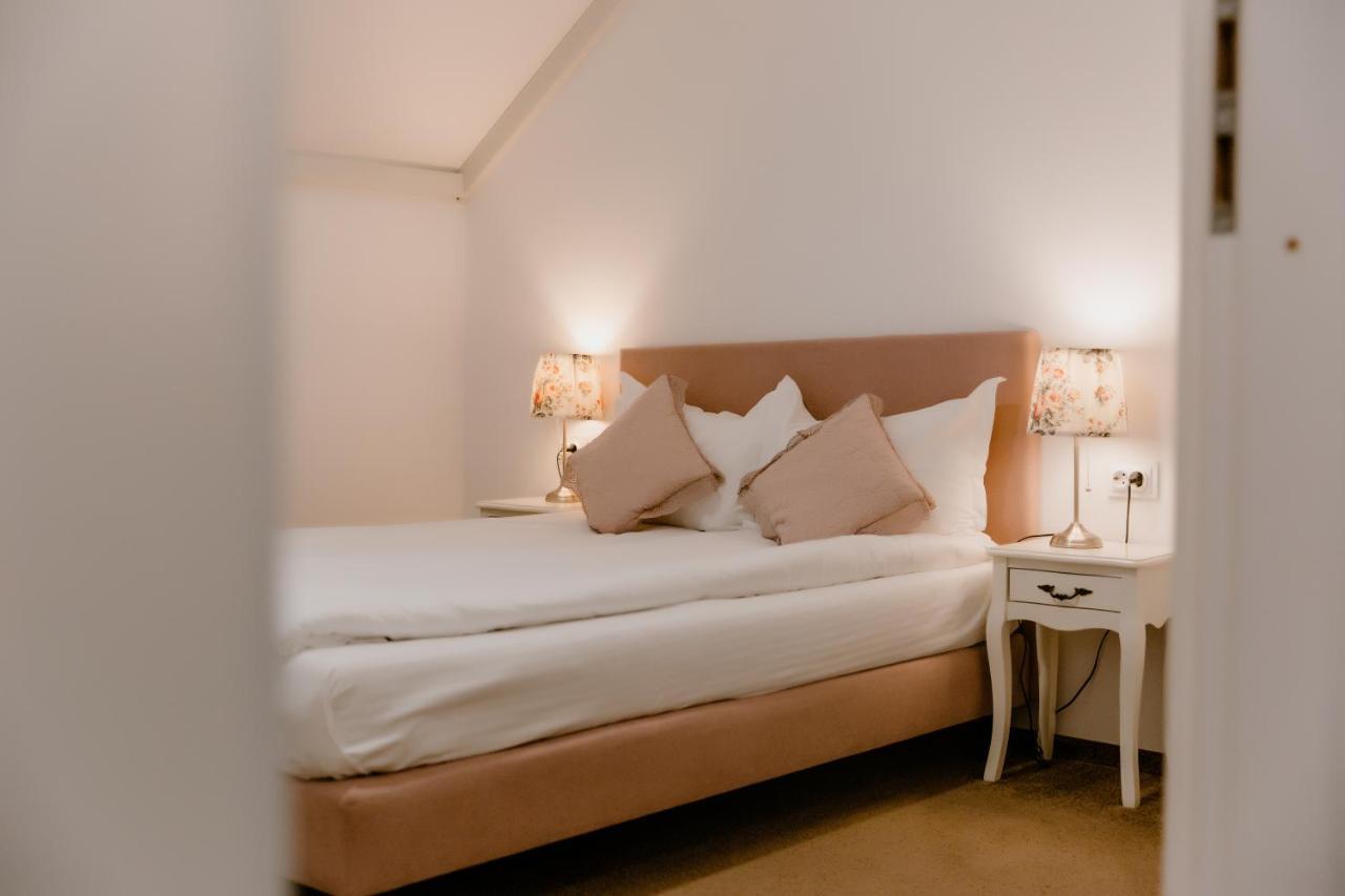 La Fontaine Hotel Hunedoara Luaran gambar