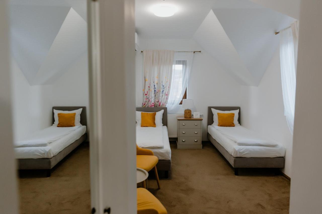 La Fontaine Hotel Hunedoara Luaran gambar