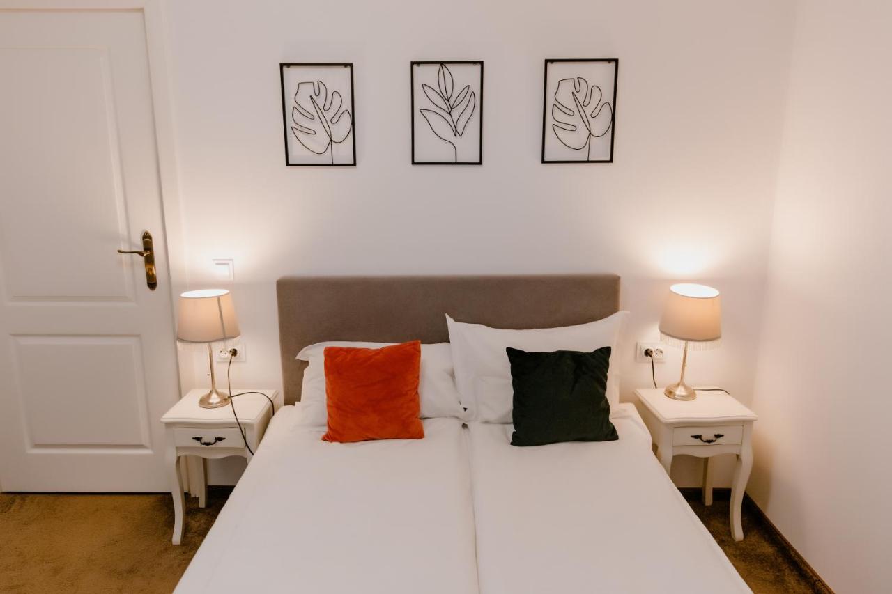 La Fontaine Hotel Hunedoara Luaran gambar