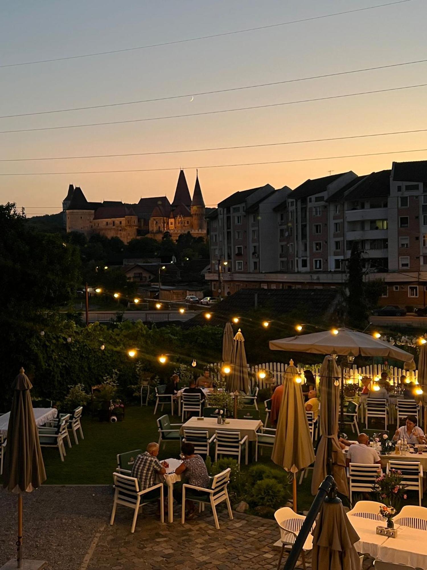 La Fontaine Hotel Hunedoara Luaran gambar